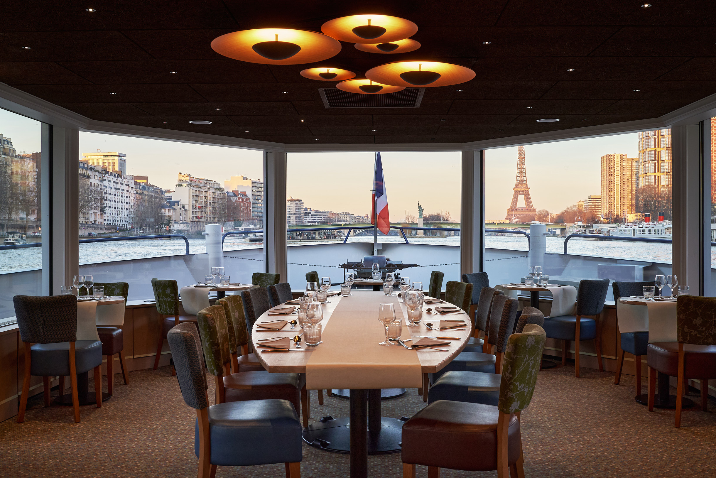 Restaurant sur la Seine à Paris : dîner sur un bateau restaurant